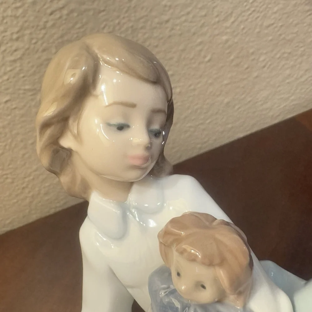 Lladro Figurine 5990 Thoughtful Caress Mint Condition No Box